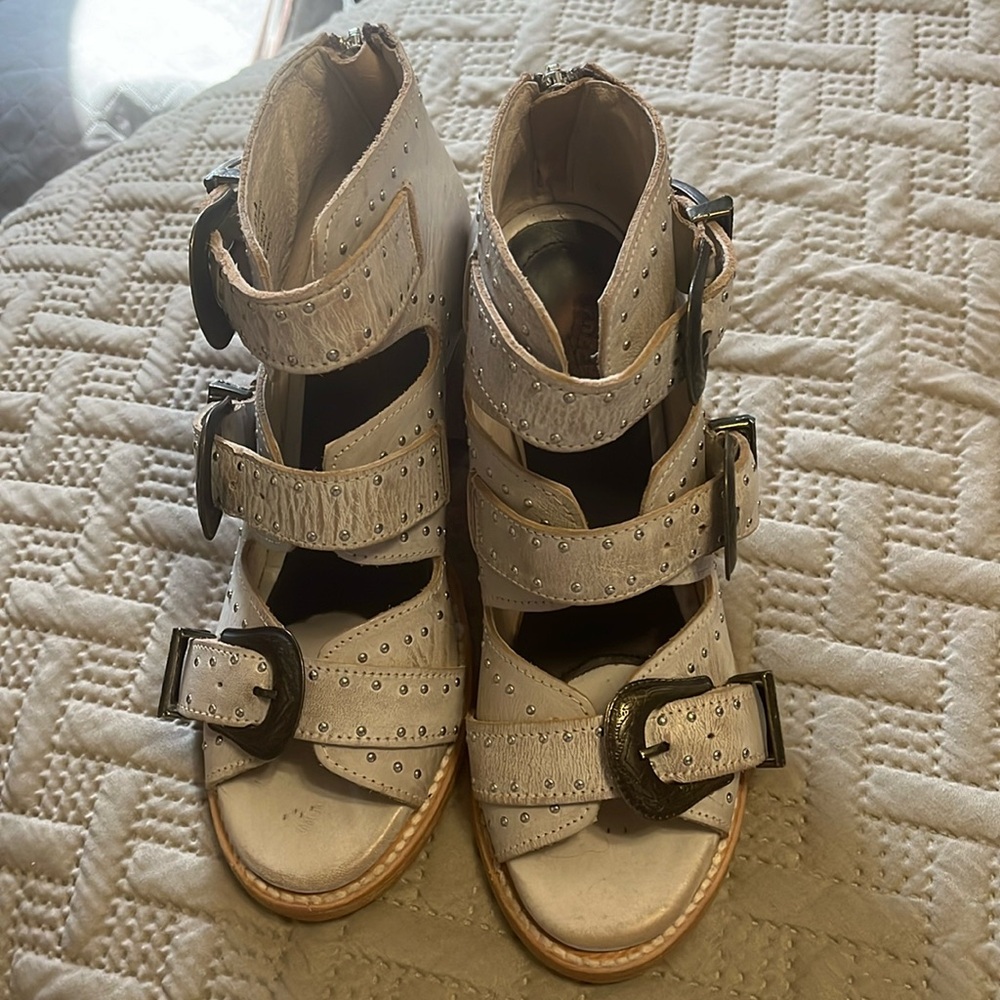 Freebird Violet strappy boho buckle sandals New fits more like a size 8.5